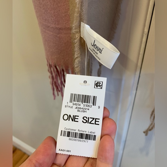 Soft Pink Color Blocked Winter Scarf - Picture 3 of 7